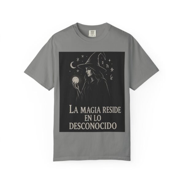 Camiseta bruja “La magia reside en lo desconocido” – Ropa mística y esotérica | Estilo gótico unisex - Image 12