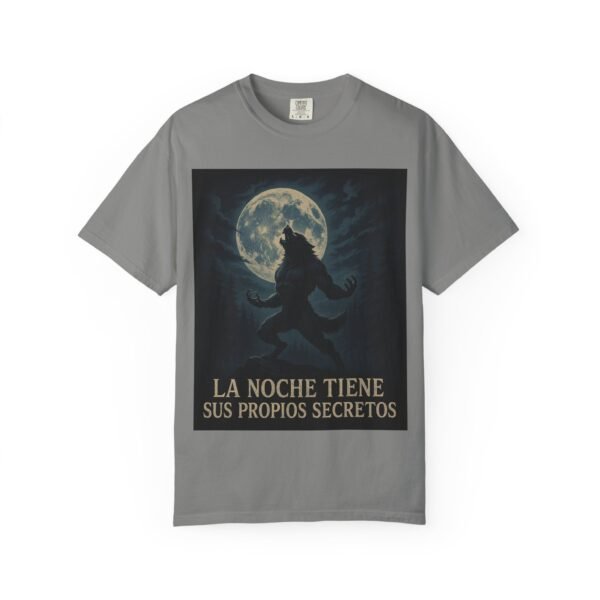 Camiseta hombre lobo “La noche tiene sus propios secretos” – Ropa oscura y de terror unisex | Estilo gótico y paranormal - Image 13