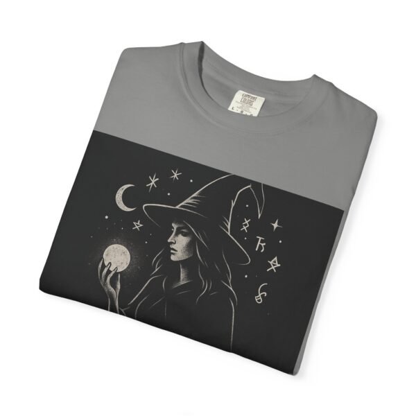 Camiseta bruja “La magia reside en lo desconocido” – Ropa mística y esotérica | Estilo gótico unisex - Image 14