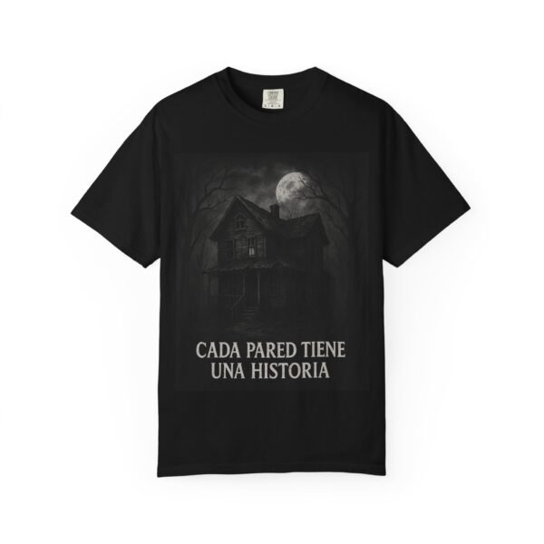 Camiseta casa embrujada “Cada pared tiene una historia” – Diseño de terror y misterio | Ropa oscura unisex - Image 2
