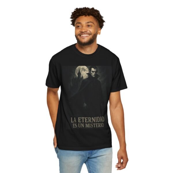 Camiseta vampiro “La eternidad es un misterio” – Estilo gótico oscuro | Ropa de horror y misterio unisex - Image 7
