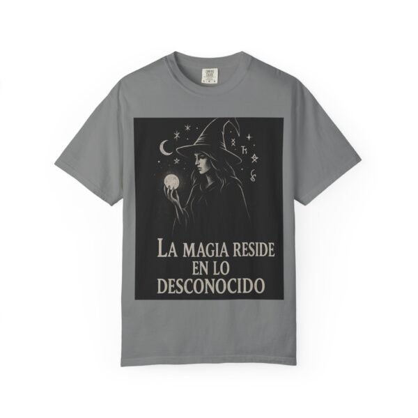 Camiseta bruja “La magia reside en lo desconocido” – Ropa mística y esotérica | Estilo gótico unisex - Image 8