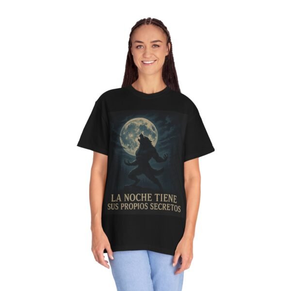 Camiseta hombre lobo “La noche tiene sus propios secretos” – Ropa oscura y de terror unisex | Estilo gótico y paranormal - Image 5