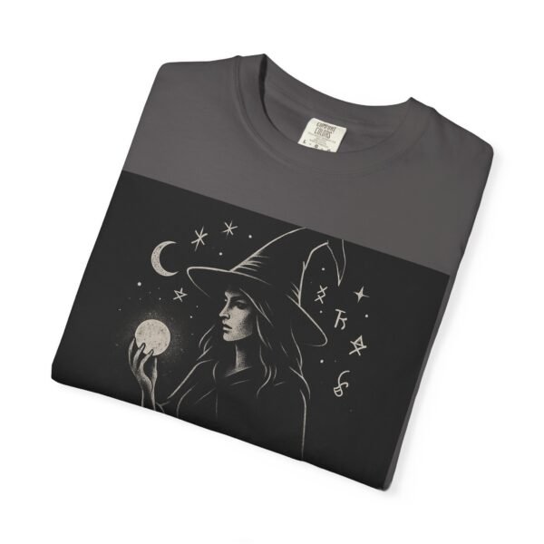Camiseta bruja “La magia reside en lo desconocido” – Ropa mística y esotérica | Estilo gótico unisex - Image 18