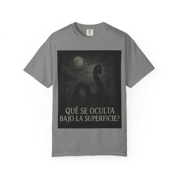 Camiseta criatura del lago “¿Qué se oculta bajo la superficie?” – Diseño de monstruo acuático | Ropa de misterio y terror unisex - Image 11