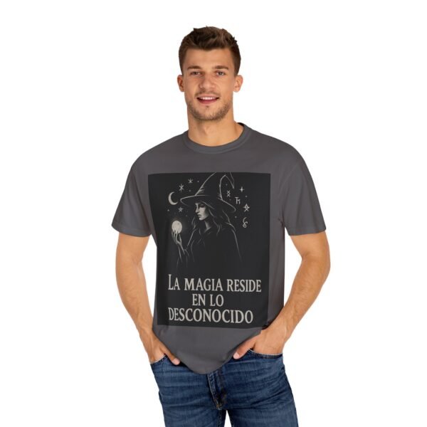 Camiseta bruja “La magia reside en lo desconocido” – Ropa mística y esotérica | Estilo gótico unisex - Image 19