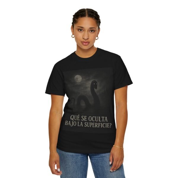 Camiseta criatura del lago “¿Qué se oculta bajo la superficie?” – Diseño de monstruo acuático | Ropa de misterio y terror unisex - Image 5