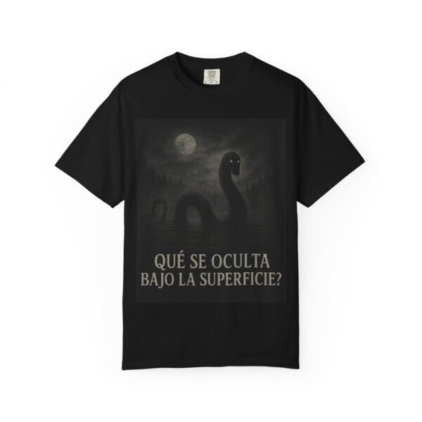 Camiseta criatura del lago “¿Qué se oculta bajo la superficie?” – Diseño de monstruo acuático | Ropa de misterio y terror unisex - Image 2