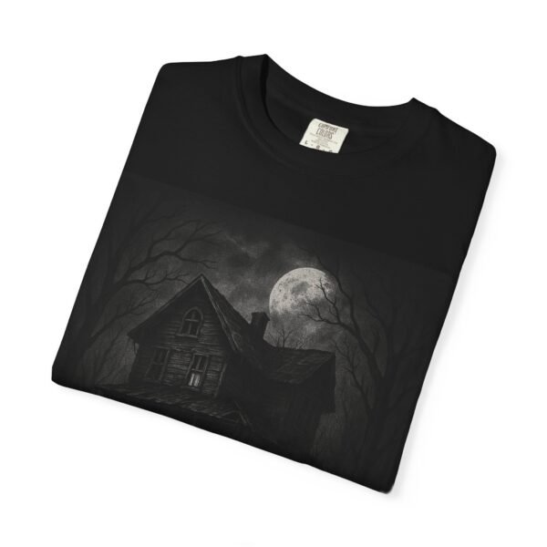 Camiseta casa embrujada “Cada pared tiene una historia” – Diseño de terror y misterio | Ropa oscura unisex - Image 4