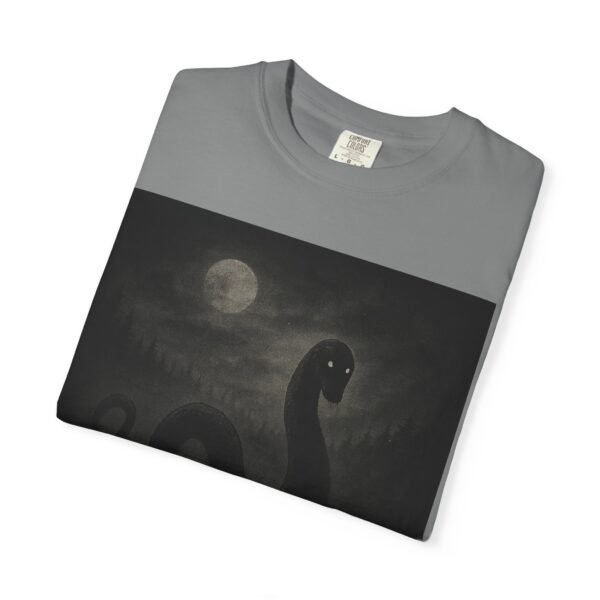 Camiseta criatura del lago “¿Qué se oculta bajo la superficie?” – Diseño de monstruo acuático | Ropa de misterio y terror unisex - Image 9