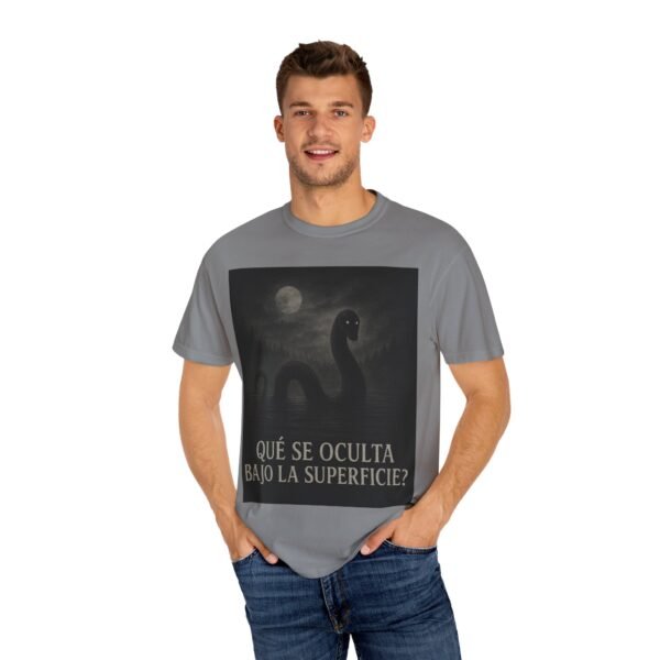Camiseta criatura del lago “¿Qué se oculta bajo la superficie?” – Diseño de monstruo acuático | Ropa de misterio y terror unisex - Image 10