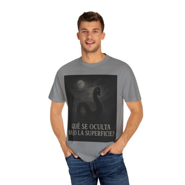 Camiseta criatura del lago “¿Qué se oculta bajo la superficie?” – Diseño de monstruo acuático | Ropa de misterio y terror unisex - Image 14