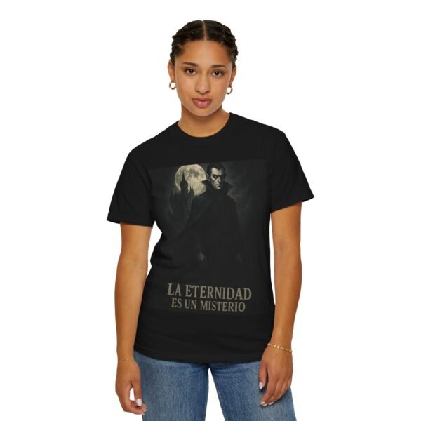 Camiseta vampiro “La eternidad es un misterio” – Estilo gótico oscuro | Ropa de horror y misterio unisex - Image 5