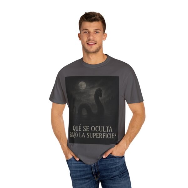Camiseta criatura del lago “¿Qué se oculta bajo la superficie?” – Diseño de monstruo acuático | Ropa de misterio y terror unisex - Image 18