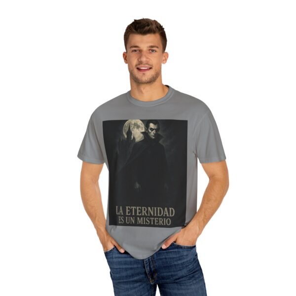 Camiseta vampiro “La eternidad es un misterio” – Estilo gótico oscuro | Ropa de horror y misterio unisex - Image 16