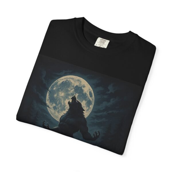 Camiseta hombre lobo “La noche tiene sus propios secretos” – Ropa oscura y de terror unisex | Estilo gótico y paranormal - Image 4