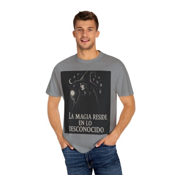 Camiseta bruja “La magia reside en lo desconocido” – Ropa mística y esotérica | Estilo gótico unisex - Image 15
