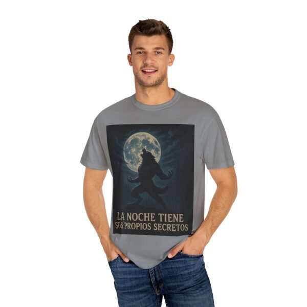 Camiseta hombre lobo “La noche tiene sus propios secretos” – Ropa oscura y de terror unisex | Estilo gótico y paranormal - Image 16
