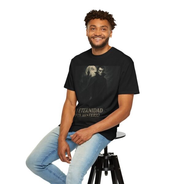 Camiseta vampiro “La eternidad es un misterio” – Estilo gótico oscuro | Ropa de horror y misterio unisex - Image 6