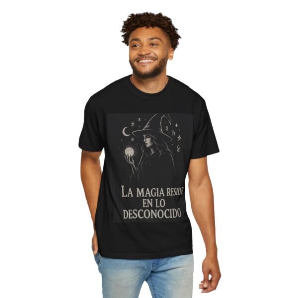 Camiseta bruja “La magia reside en lo desconocido” – Ropa mística y esotérica | Estilo gótico unisex - Image 6