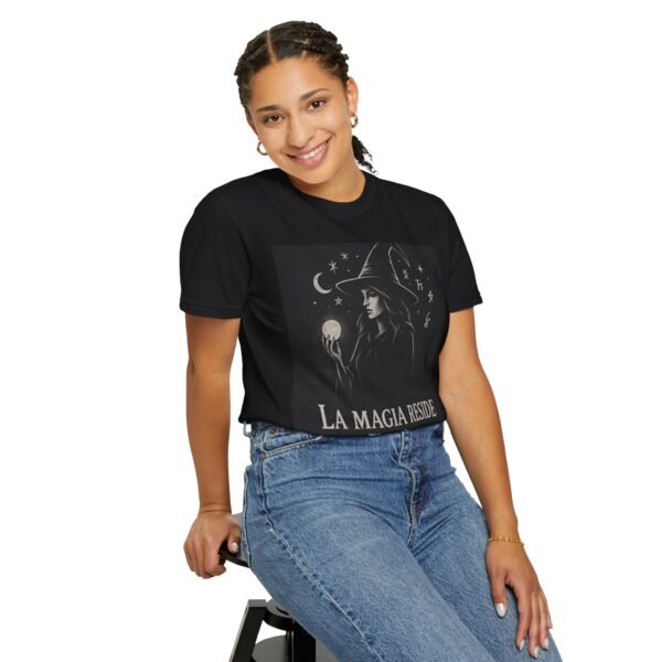 Camiseta bruja “La magia reside en lo desconocido” – Ropa mística y esotérica | Estilo gótico unisex - Image 7
