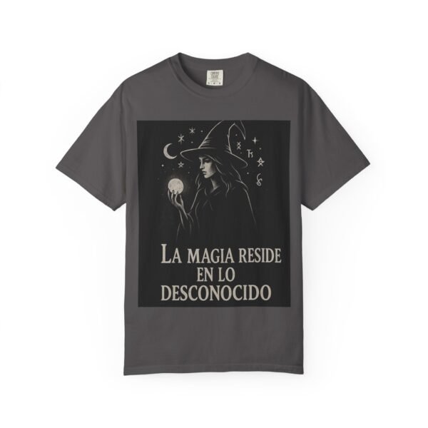 Camiseta bruja “La magia reside en lo desconocido” – Ropa mística y esotérica | Estilo gótico unisex - Image 16
