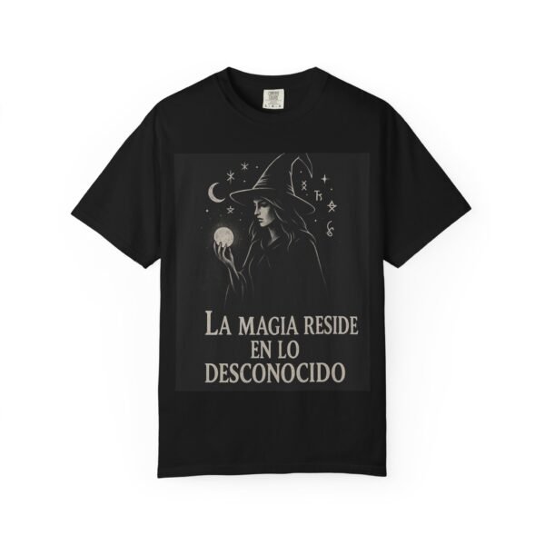 Camiseta bruja “La magia reside en lo desconocido” – Ropa mística y esotérica | Estilo gótico unisex - Image 2