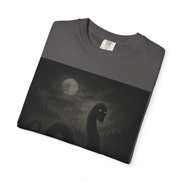 Camiseta criatura del lago “¿Qué se oculta bajo la superficie?” – Diseño de monstruo acuático | Ropa de misterio y terror unisex - Image 17