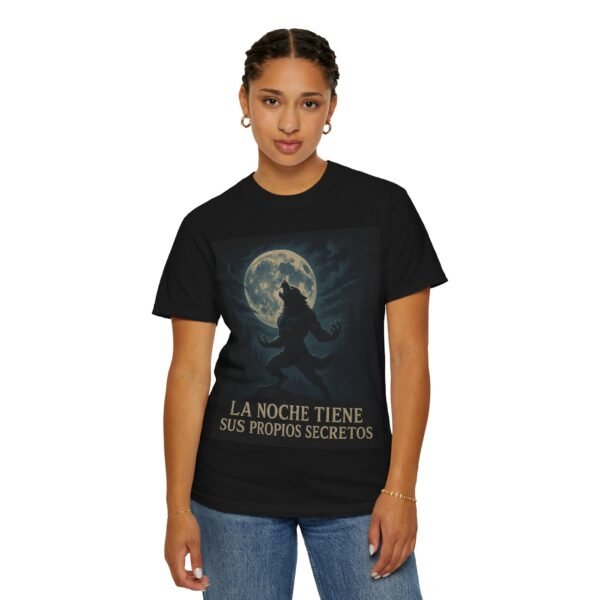 Camiseta hombre lobo “La noche tiene sus propios secretos” – Ropa oscura y de terror unisex | Estilo gótico y paranormal - Image 6