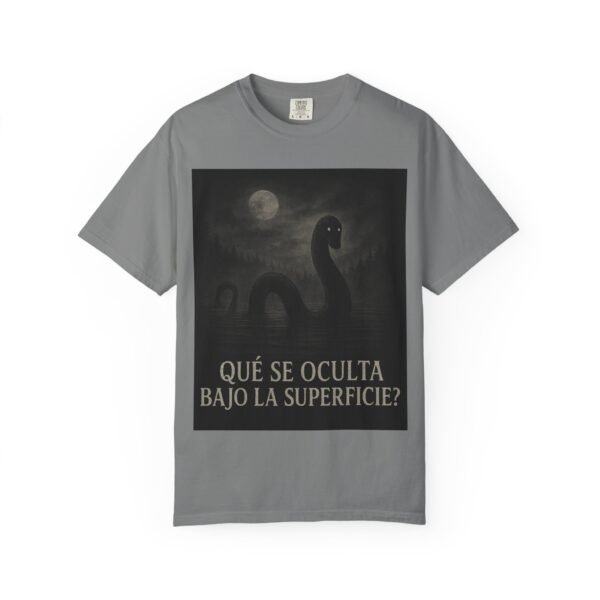Camiseta criatura del lago “¿Qué se oculta bajo la superficie?” – Diseño de monstruo acuático | Ropa de misterio y terror unisex - Image 7