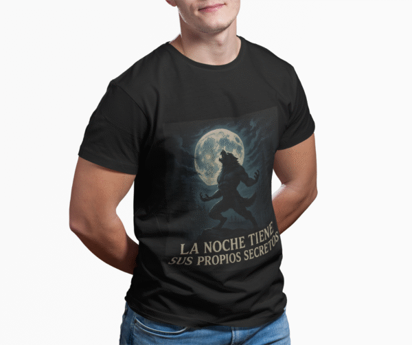 Camiseta hombre lobo “La noche tiene sus propios secretos” – Ropa oscura y de terror unisex | Estilo gótico y paranormal - Image 22