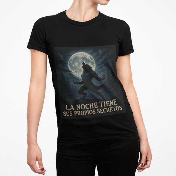 Camiseta hombre lobo “La noche tiene sus propios secretos” – Ropa oscura y de terror unisex | Estilo gótico y paranormal - Image 23