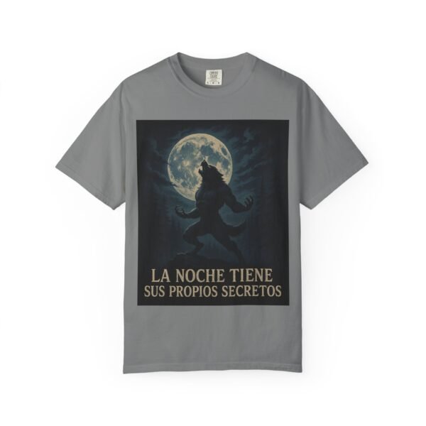 Camiseta hombre lobo “La noche tiene sus propios secretos” – Ropa oscura y de terror unisex | Estilo gótico y paranormal - Image 9