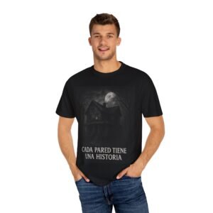 Camiseta casa embrujada “Cada pared tiene una historia” – Diseño de terror y misterio | Ropa oscura unisex