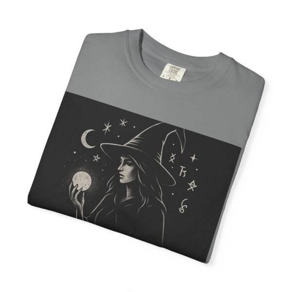 Camiseta bruja “La magia reside en lo desconocido” – Ropa mística y esotérica | Estilo gótico unisex - Image 10