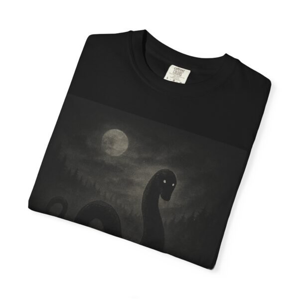 Camiseta criatura del lago “¿Qué se oculta bajo la superficie?” – Diseño de monstruo acuático | Ropa de misterio y terror unisex - Image 4
