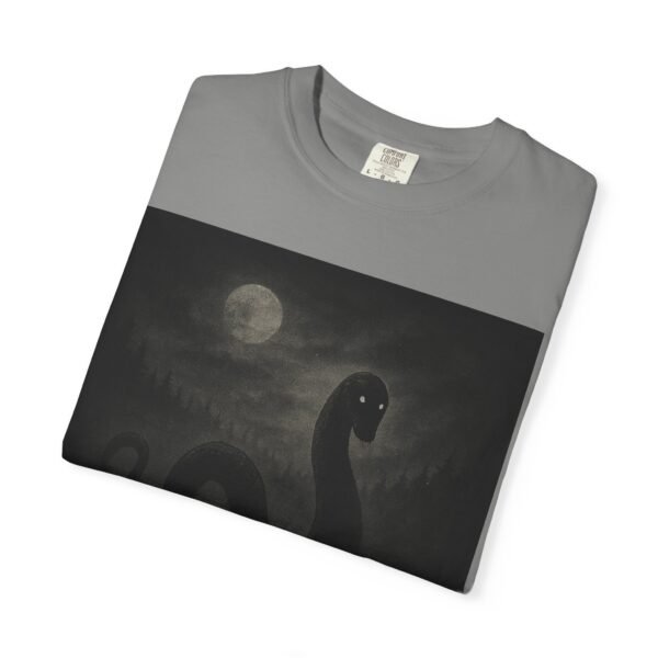Camiseta criatura del lago “¿Qué se oculta bajo la superficie?” – Diseño de monstruo acuático | Ropa de misterio y terror unisex - Image 13