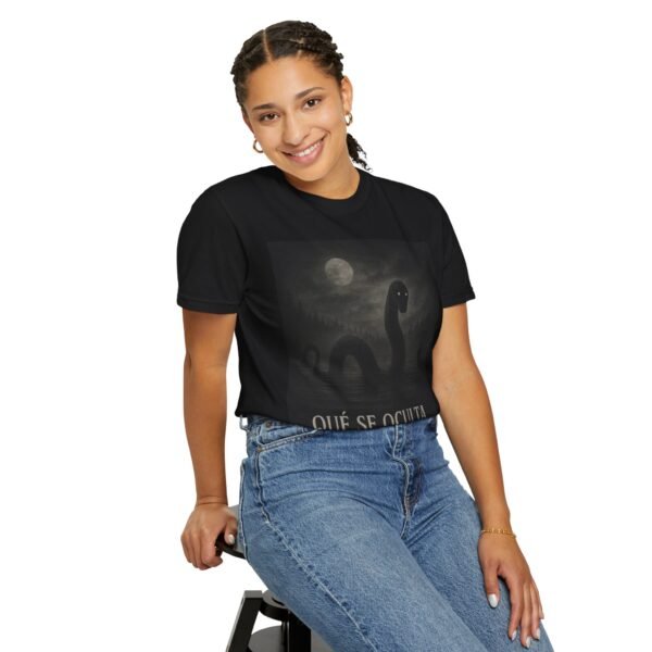 Camiseta criatura del lago “¿Qué se oculta bajo la superficie?” – Diseño de monstruo acuático | Ropa de misterio y terror unisex - Image 6