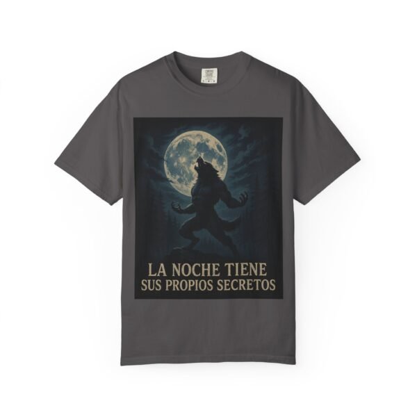 Camiseta hombre lobo “La noche tiene sus propios secretos” – Ropa oscura y de terror unisex | Estilo gótico y paranormal - Image 17