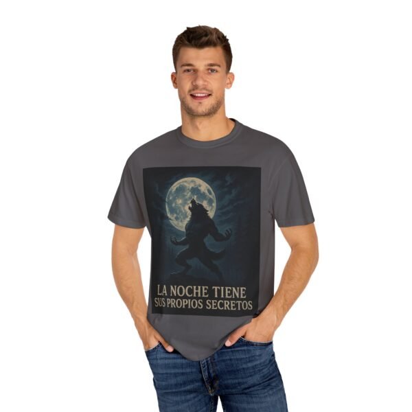 Camiseta hombre lobo “La noche tiene sus propios secretos” – Ropa oscura y de terror unisex | Estilo gótico y paranormal - Image 20