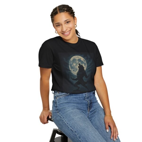 Camiseta hombre lobo “La noche tiene sus propios secretos” – Ropa oscura y de terror unisex | Estilo gótico y paranormal - Image 7