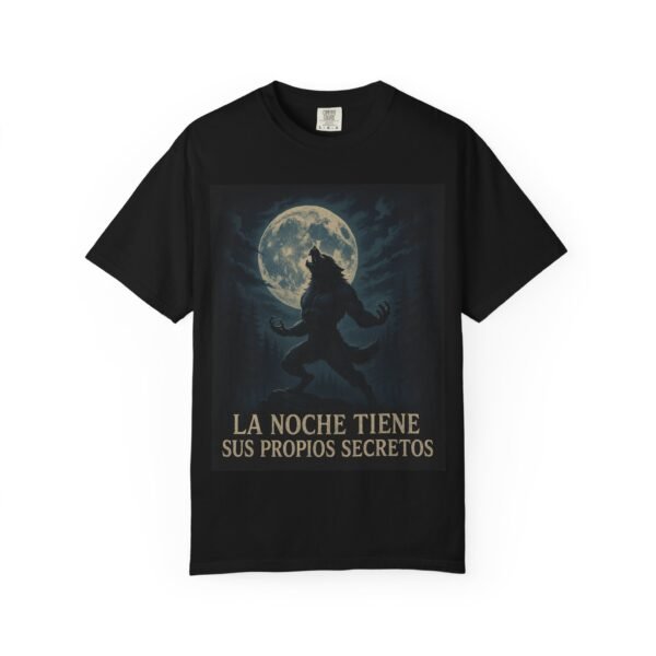 Camiseta hombre lobo “La noche tiene sus propios secretos” – Ropa oscura y de terror unisex | Estilo gótico y paranormal - Image 2