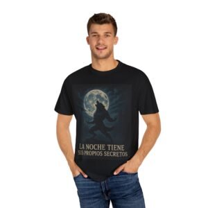 Camiseta hombre lobo “La noche tiene sus propios secretos” – Ropa oscura y de terror unisex | Estilo gótico y paranormal