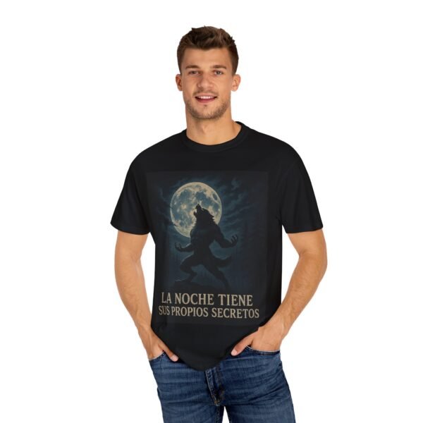 Camiseta hombre lobo “La noche tiene sus propios secretos” – Ropa oscura y de terror unisex | Estilo gótico y paranormal